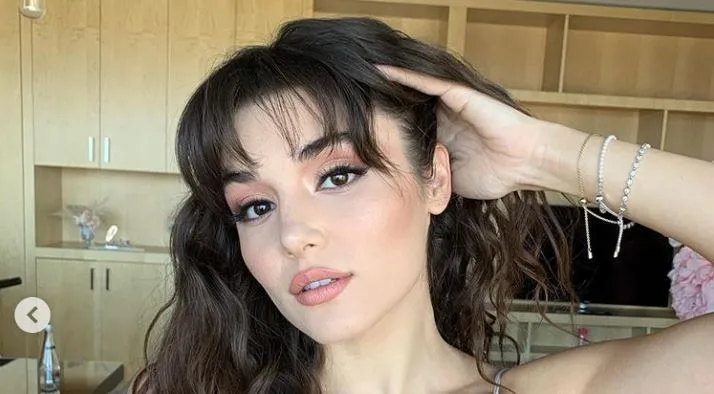 Hande Erçel ha ricevuto Mi piace da record sui social media con la sua nuova immagine!