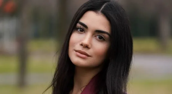Chi è Özge Yağız? Altezza – Età – Serie TV – Famiglia