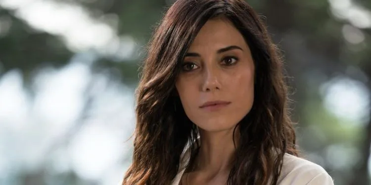 Chi è Cansu Dere? Altezza – Età – Serie TV – Famiglia
