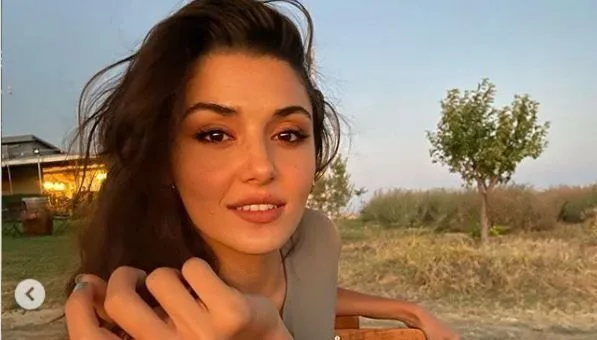 Due pose di Hande Erçel hanno ricevuto più di 1 milione di Mi piace in due ore!