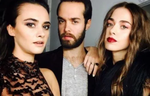 Hande Soral ha fatto una sorpresa di 28 anni per il compleanno delle sue sorelle gemelle Bensu e Bedirhan Soral!