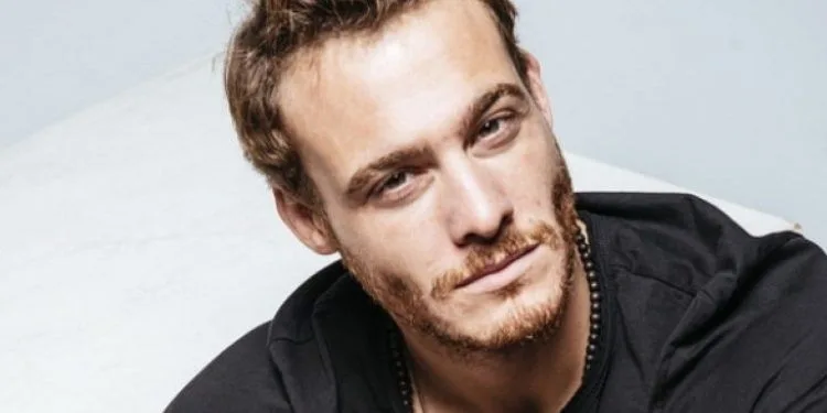 Kerem Bürsin si è vestito con il suo adorabile cane