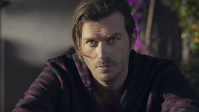 Kıvanç Tatlıtuğ voleva raccontare la sua nuova serie, ma poteva dire ben poco!