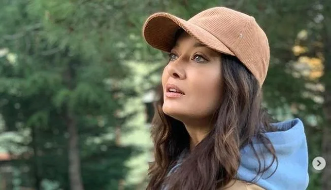 La settimana di celebrazione di Nurgül Yeşilçay è iniziata con un fiore a sorpresa sul set! Devi vedere la posa amorevole di Nur Fettahoğlu e sua figlia!