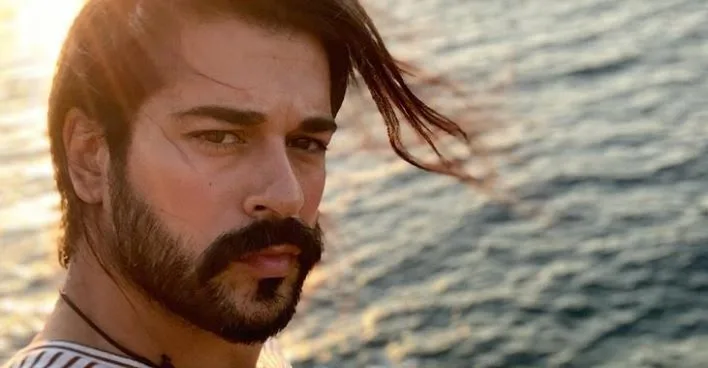Burak Özçivit ha bruciato con il suo carisma! Posa a sorpresa con il suo amante di Alp Navruz! Amerai Ali Atay e suo figlio Fiko!