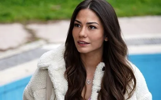 Demet Özdemir e Fahriye Evcen hanno attirato l’attenzione con le loro pose in bianco e nero e İrem Helvacıoğlu con la sua maschera colorata!