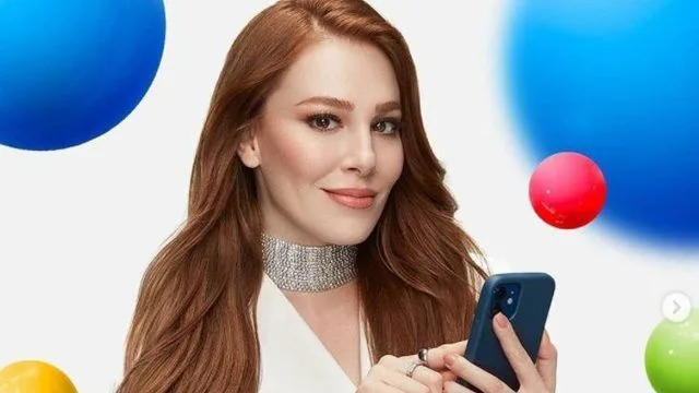 Bensu Soral, Burcu Biricik, Nurgül Yeşilçay e Elçin Sangu… Hanno dato la stessa posa, ignari l’uno dell’altro!