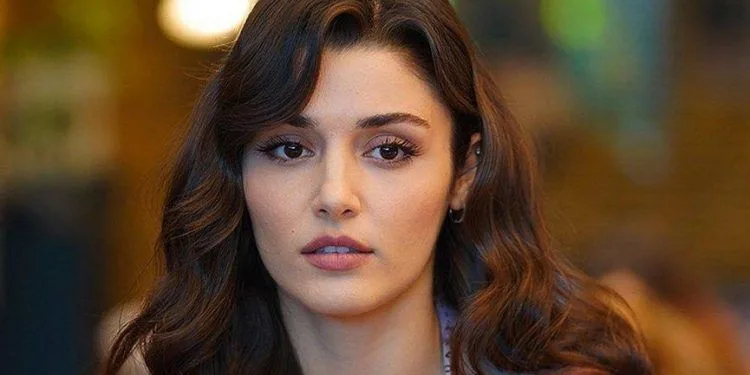 Hande Erçel e Pınar Deniz sono stati cotti nello stesso bikini!