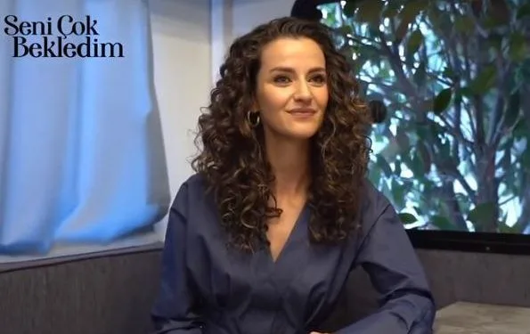 İrem Helvacıoğlu indossa una parrucca? Voglia dei vecchi tempi da Ebru Şahin! Pose maliziose di Ayça Ayşin Turan!