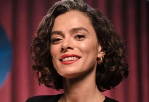 Una posa d’amore di Özge Özpirinçci e Burak Yamantürk! Aslı Enver ci è mancato moltissimo! Burcu Biricik non può nascondere la sua eccitazione!