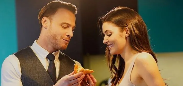 C’è qualcosa di strano negli ultimi post di Hande Erçel e Kerem Bürsin!