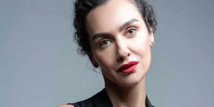Ecco il nuovo look di Birce Akalay nella nuova serie Kuş Uçuşu!