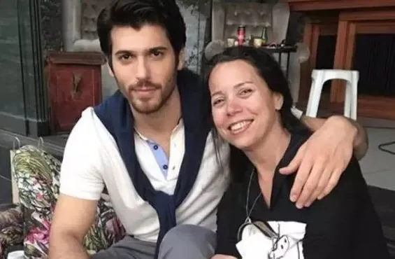 Non ci crederai quando vedrai la foto d’infanzia di Can Yaman!
