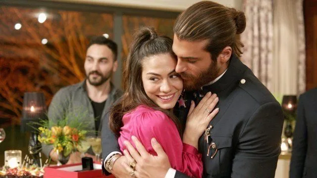 Birand Tunca, che brilla con la serie Erkenci Kuş, ha attirato l’attenzione!