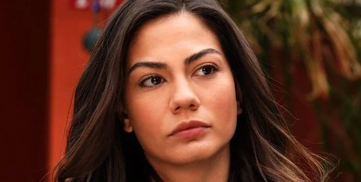 La serie è finita, è andata in vacanza? Posa in bikini di Demet Özdemir!