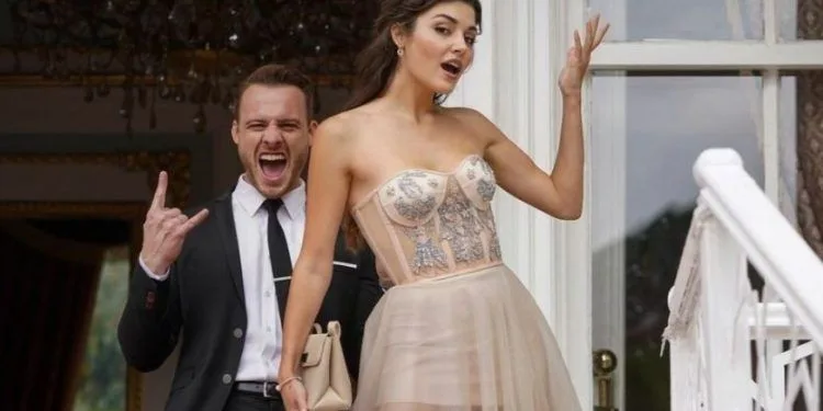 Hande Erçel ha condiviso il suo stato d’origine, è stata apprezzata da quasi 2 milioni di persone e Kerem Bürsin!