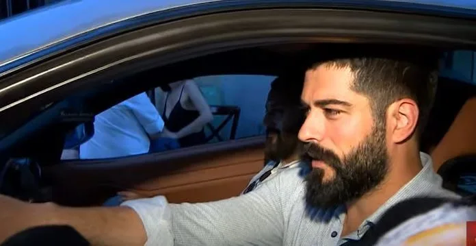 Burak Özçivit si è preso una pausa dai set per 3 mesi, ma non sopportava di tagliarsi la barba!