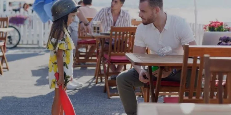 Calde pose con la piccola stella di “Sen Çal Kapımı” di Kerem Bürsin!