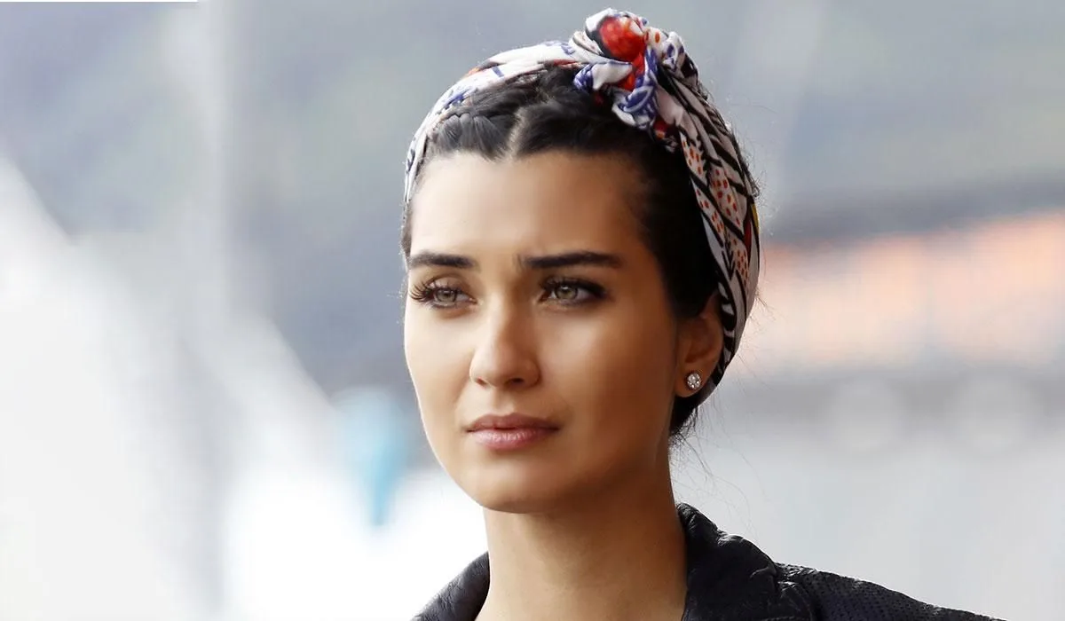 Tuba Büyüküstün va bene nella serie Netflix, ma gli altri ruoli principali non sono chiari!