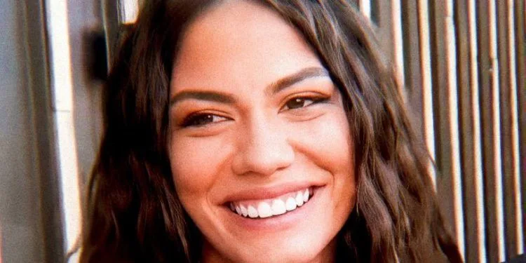 Demet Özdemir si è distinta con la sua grazia al matrimonio di Zeynep Bastik