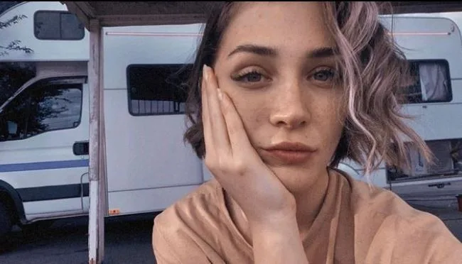 Deniz Işın, che ha debuttato con la serie Sefirin Kızı, sta saltando da un progetto all’altro!