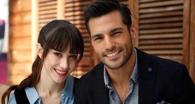 In quale paese sono apparsi Özge Gürel e la sua ragazza Serkan Çayoğlu?