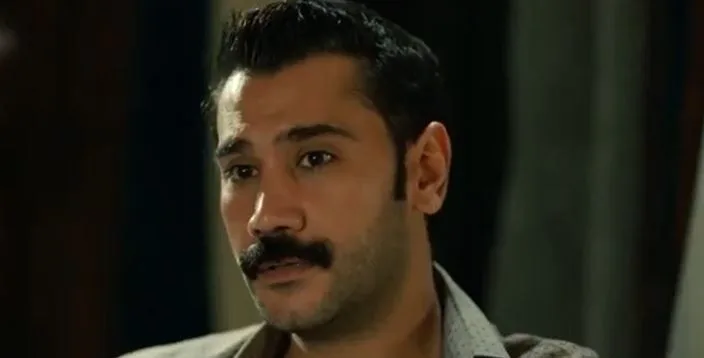 La serie Kanunsuz Topraklar sembra molto efficace, Uğur Güneş non nasconde la sua eccitazione!
