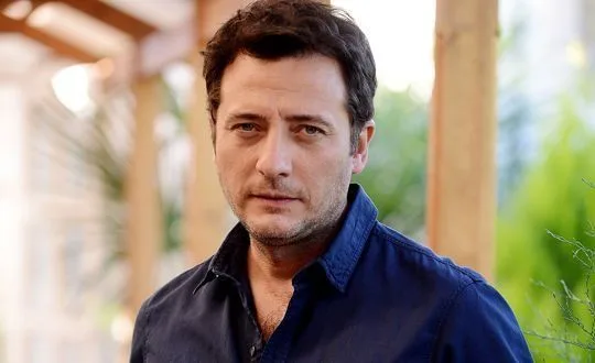 Chi è Yiğit Özşener? Da dove viene – Altezza – Età – Serie TV – Famiglia