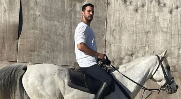 Le foto condivise da Barış Arduç dal set di Alp Arslan sono molto calde!