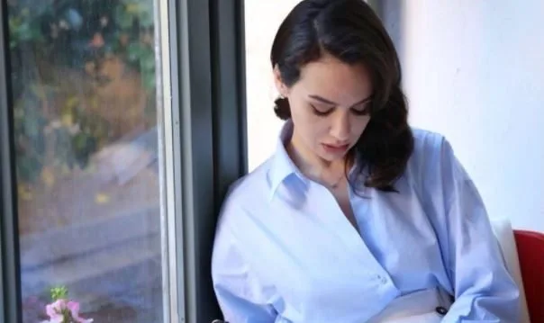 Birce Akalay sta vivendo due grandi emozioni allo stesso tempo!