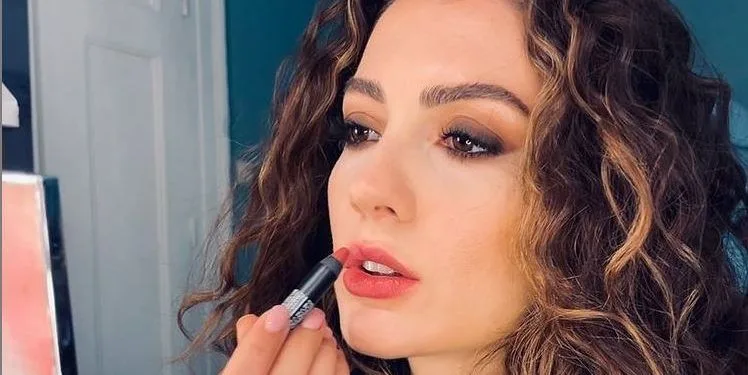 Quale nome famoso ha cambiato il corso della vita di Burcu Özberk, l'”Esra” della serie “Aşk Mantık İntikam”?