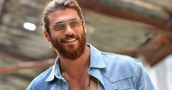 Can Yaman riceve un premio dall’Italia! Il bel attore sta raccogliendo i frutti del suo successo!