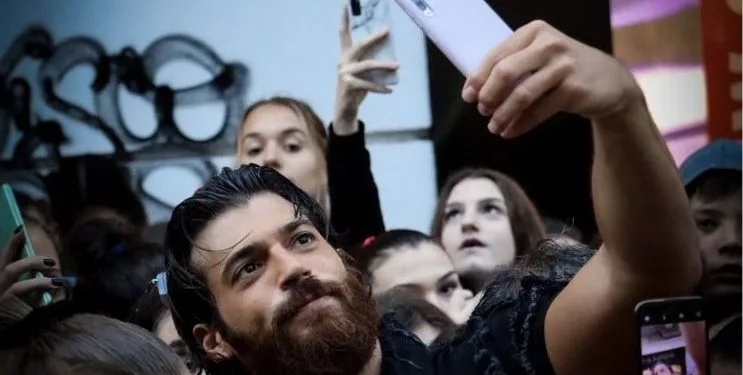 Il forte messaggio di Can Yaman durante la sua visita a Belgrado!