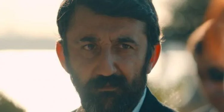 Vedendo l’immagine di Necip Memili in Kanunsuz Topraklar, rimane sbalordito!
