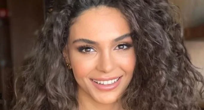 Ebru Şahin, l’akkz di Destan, ha fatto spettacolo con il suo super mini abito floreale!