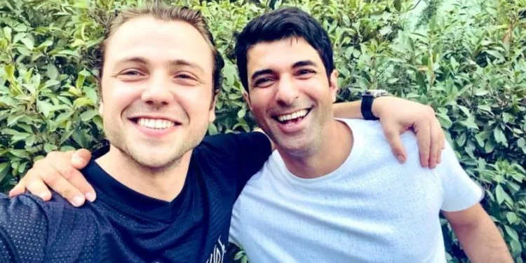 Finalmente è arrivato il tanto atteso selfie; Ecco il messaggio di Engin Akyürek e Tolga Sarıtaş!