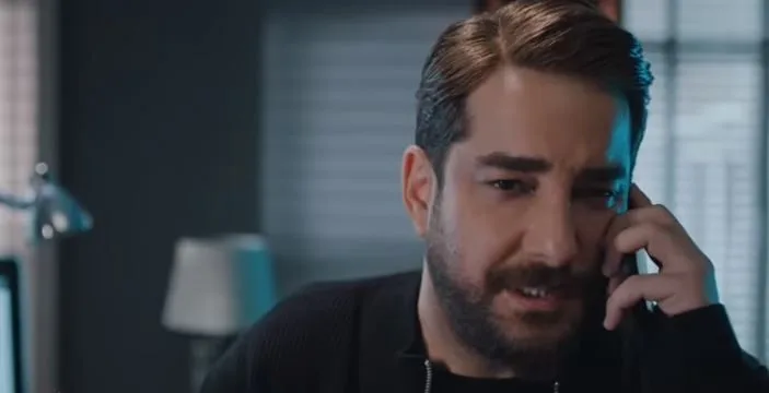 Enis Arıkan, il Muzaffer della serie TV “Camdaki Kız”, è soddisfatto della sua carriera?