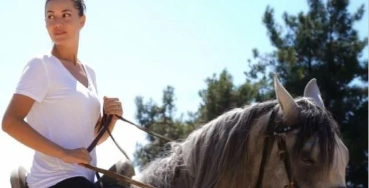 Fahriye Evcen sta seguendo le orme di suo marito Burak Özçivit nella sua nuova serie!