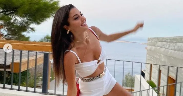 Hande Erçel non ha perso di nuovo la cima della lista dei più popolari a nessuno!
