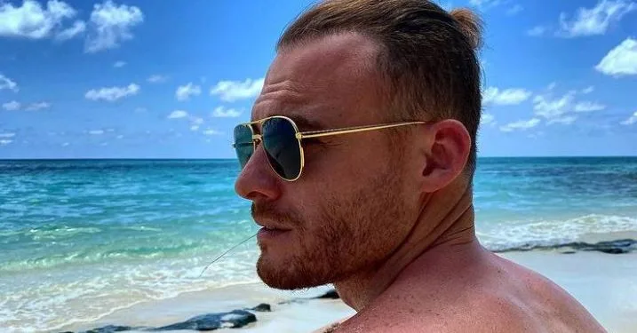 La serie ‘Sen Çal Kapımı’ è finita, ma la tempesta di Kerem Bürsin continua! Bürsin è qui come Mr.Vogue!