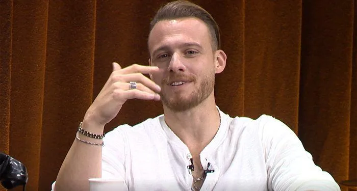 Kerem Bürsin ha annunciato che non si trova bello!