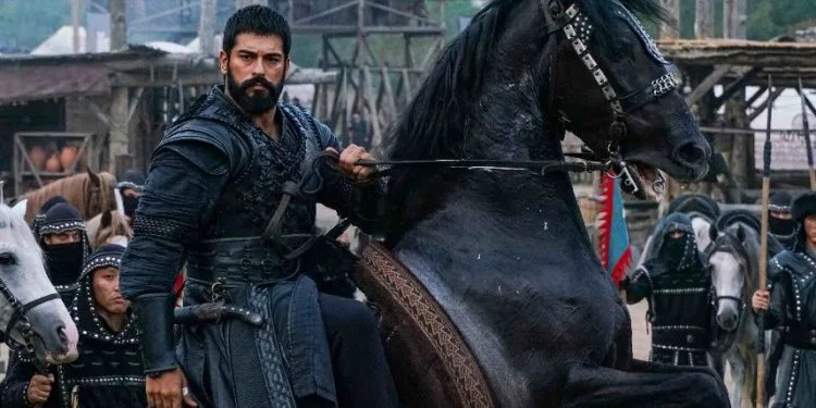Il tour di pratica del figlio di Burak Özçivit, Karan, sui set!