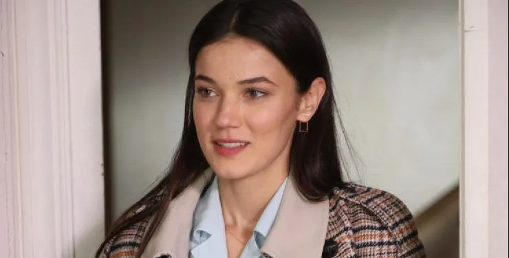 Pınar Deniz ha annunciato la necessità della vaccinazione nel set prima della serie Yargı!