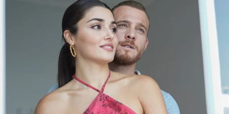 La posa natalizia di Hande Erçel e Kerem Bürsin ha bruciato i social media!