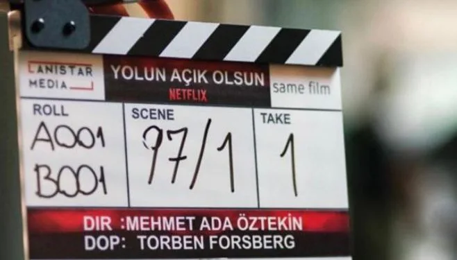 L’invidiabile posa di Engin Akyürek e Tolga Sarıtaş, le star di Yolun Açık Olsun!