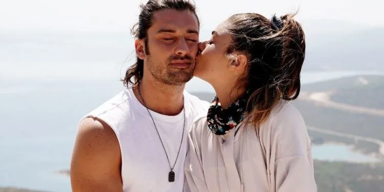 La posa di Ayça Ayşin Turan e Alp Navruz, la coppia di ‘Ada Masalı’, ha scosso i social!