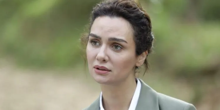 Birce Akalay ha incantato i suoi fan con il messaggio della serie Son Yaz!