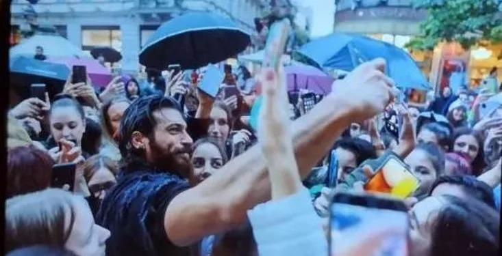 I fan che volevano vedere Can Yaman sono impazziti di nuovo!