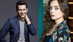 I famosi attori Damla Sönmez e Uraz Kaygılaroğlu si sono incontrati nello stesso progetto