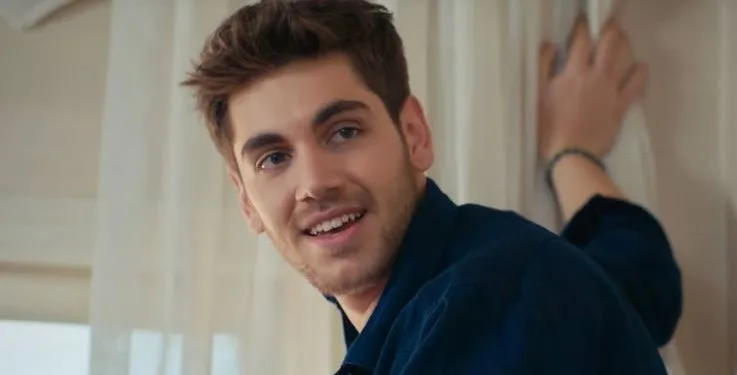 Nuova immagine per la nuova serie di Emre Bey, l’Arda della serie Elimi Bırakma!